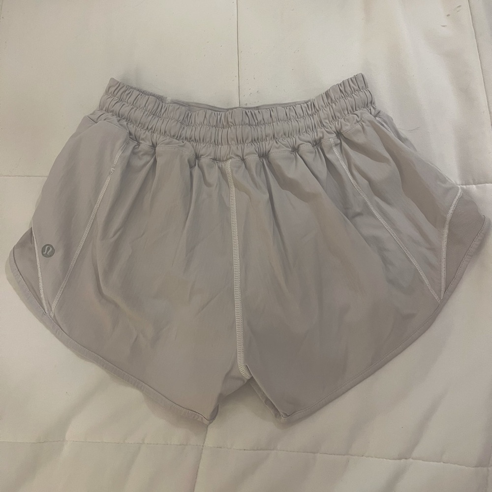 Lululemon women’s hotty hot low rise 2.5 inch short